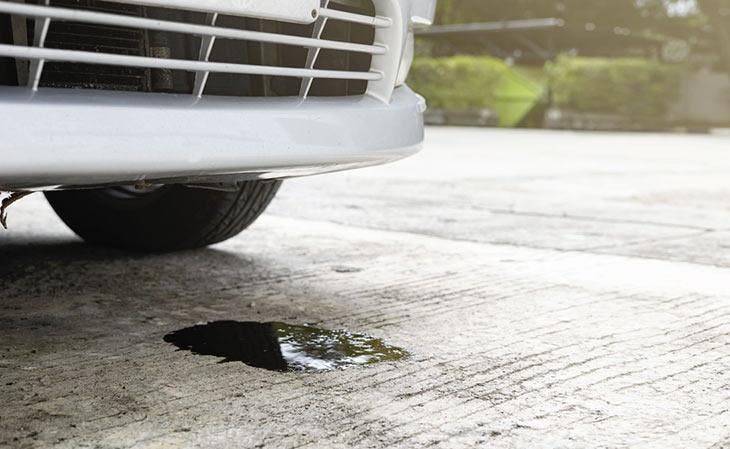 Une tache d’essence sous la voiture