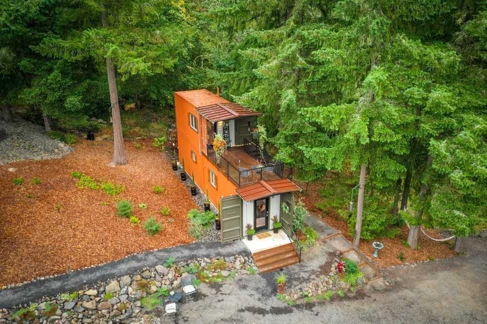 Une vue de haut de la maison du couple