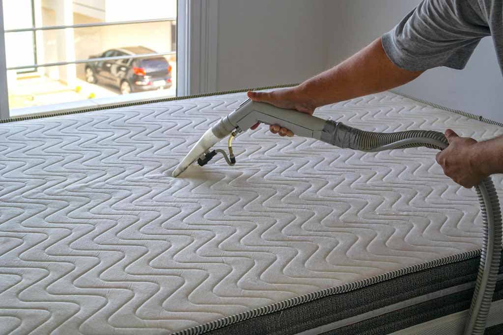 Utilisation d'aspirateur sur un matelas