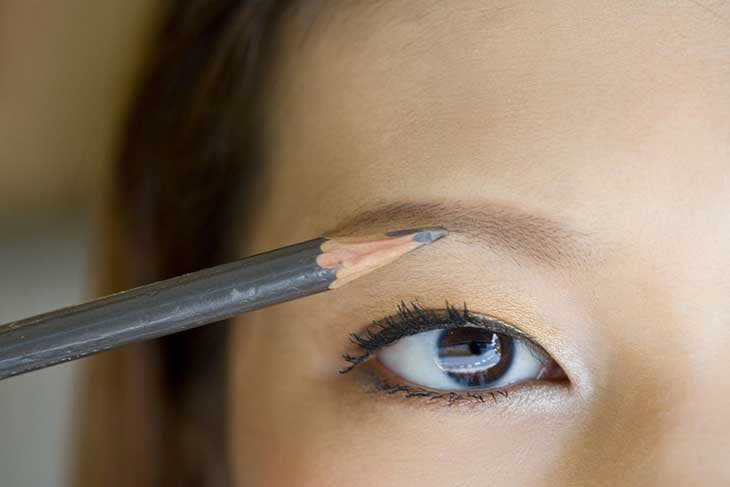 Utiliser un crayon pour maquiller ses sourcils