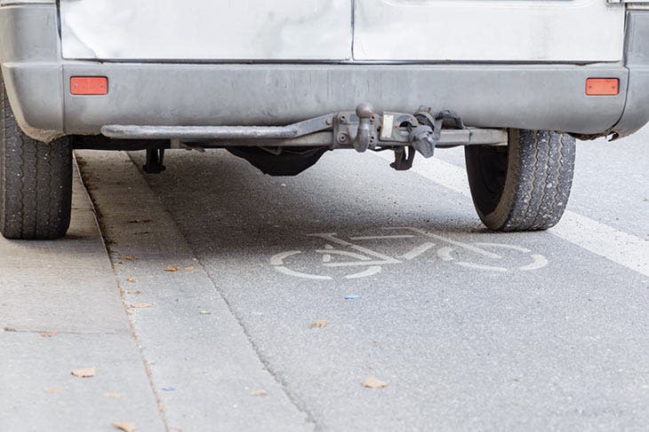 Véhicule garé sur une piste cyclable