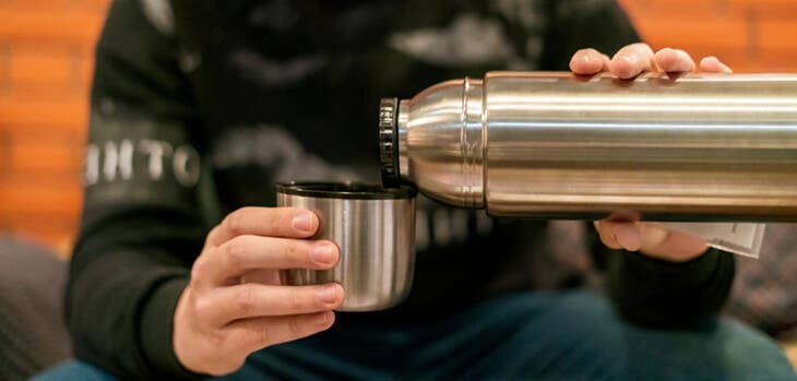 Verser le contenu d’un thermos 