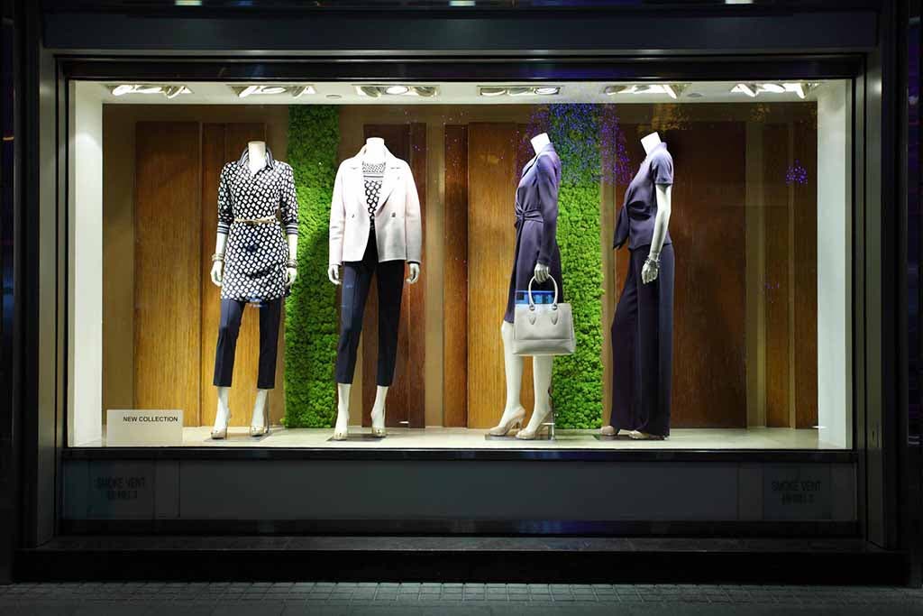 Vêtements pour femme exposés sur la vitrine