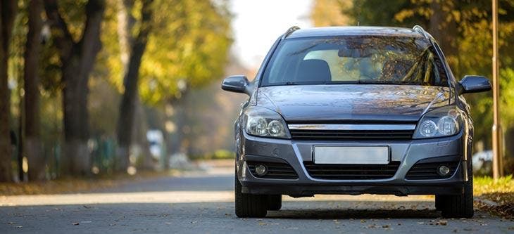 Voiture à l’arrêt au bord de la route