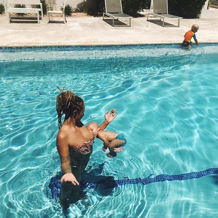 Cette femme allaite les seins nus dans une piscine et ses magnifiques photos font le tour du monde