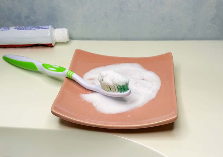 Bicarbonate de soude sur une brosse à dents 