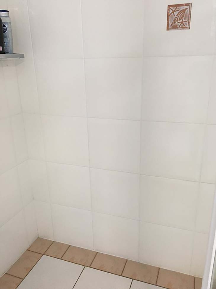 Les murs de douche de la salle de bain après l’utilisation du combo gagnant