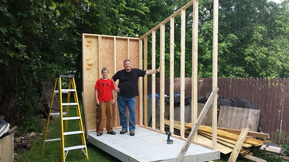 cet adolescent construit sa propre mini-maison dans son jardin