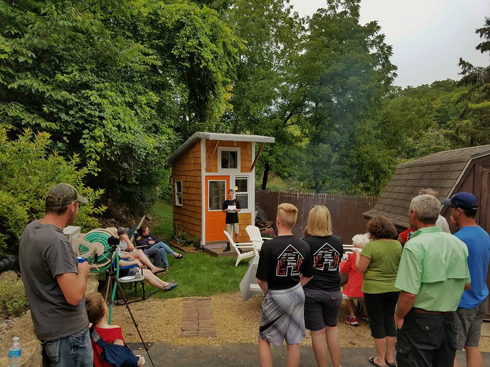 cet adolescent construit sa propre mini-maison dans son jardin