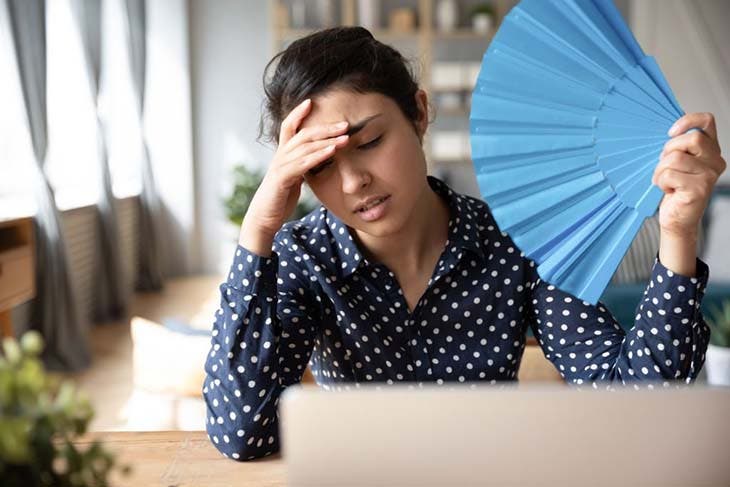 Une femme utilise un éventail 