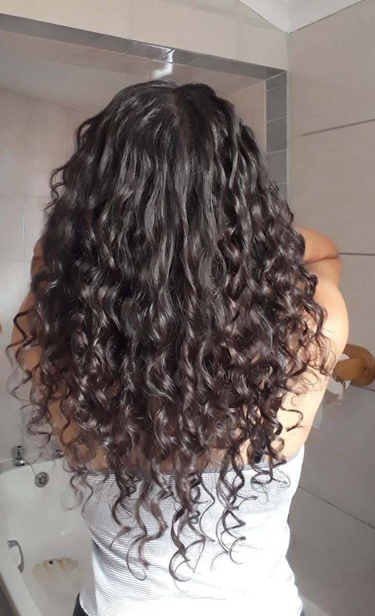 Cheveux bouclés bien hydratés - source : spm