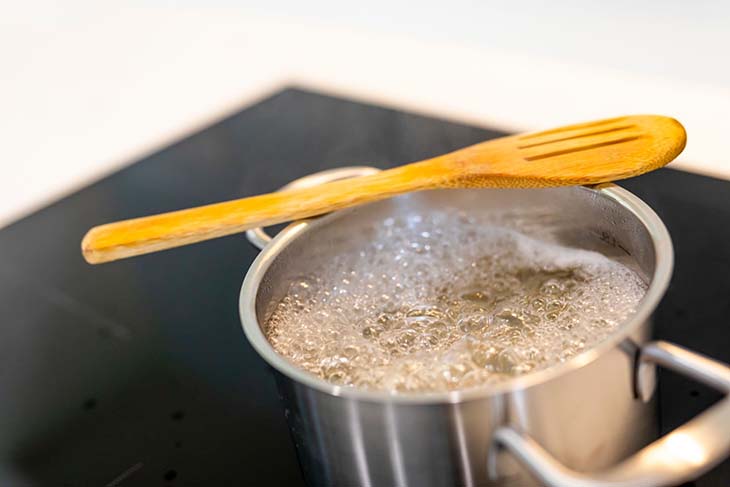 Cuillère en bois sur casserole 