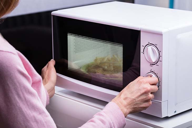 La cuisson dans un micro-onde 