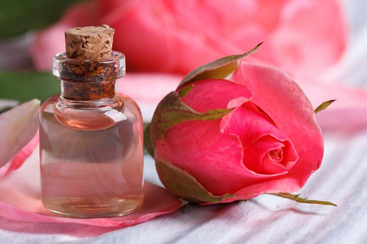 L’eau de rose combat la sécheresse cutanée 