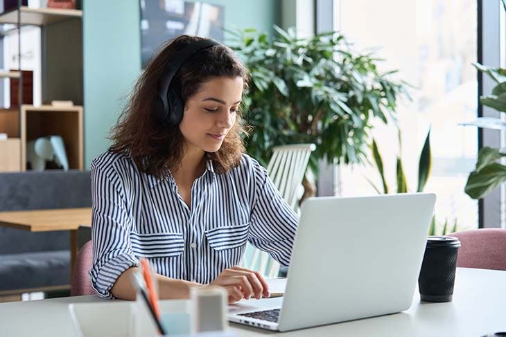 Femme devant son écran d’ordinateur – source : spm