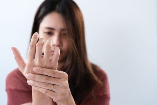 une femme se prenne la main