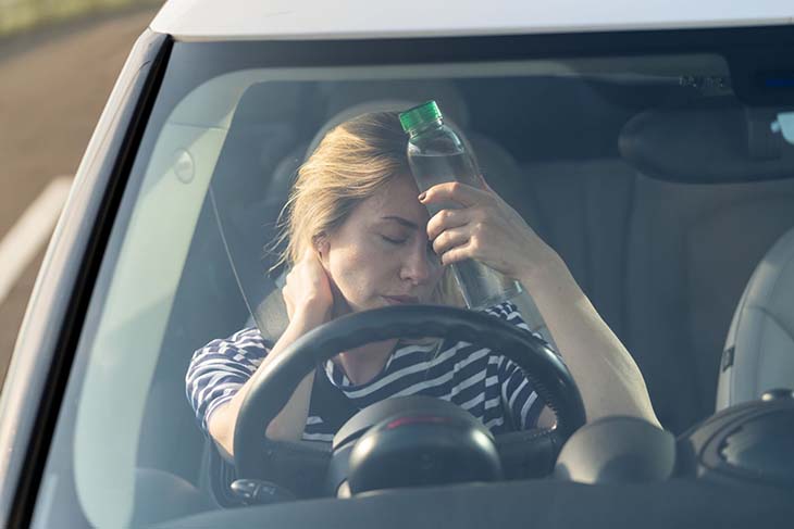 Une femme dans sa voiture chaude 