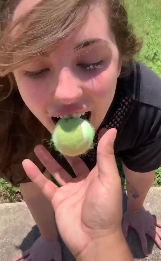 Jenna joue avec une balle de tennis