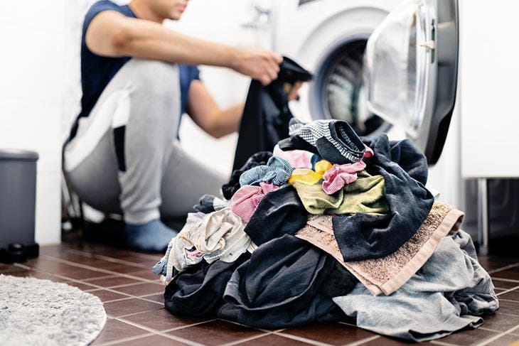 homme triant les vêtements au moment de faire une machine