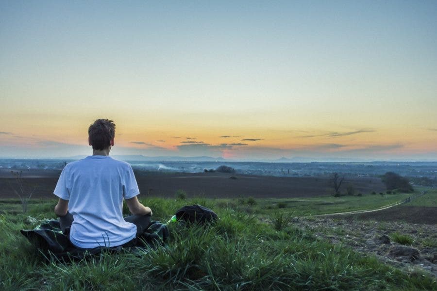 homme yoga aube