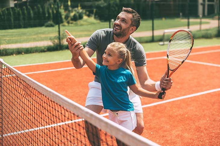 jeune fille papa tennis