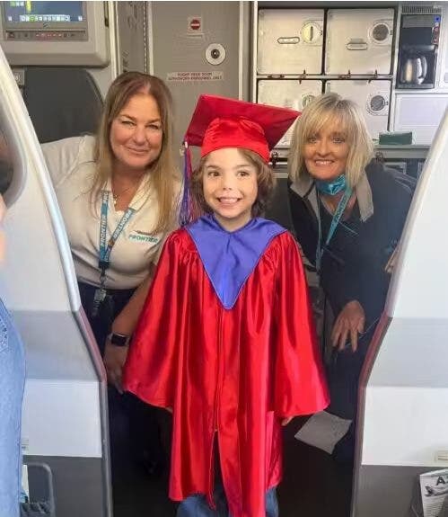 l’enfant avec le personnel de l’avion