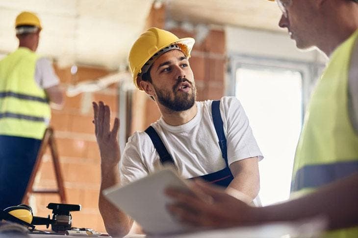 Ouvriers faisant des travaux dans une maison