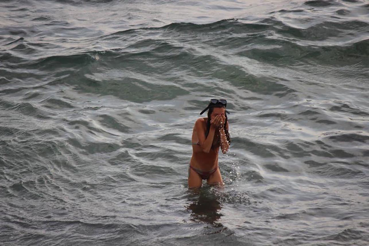 maman delivre dans la mer