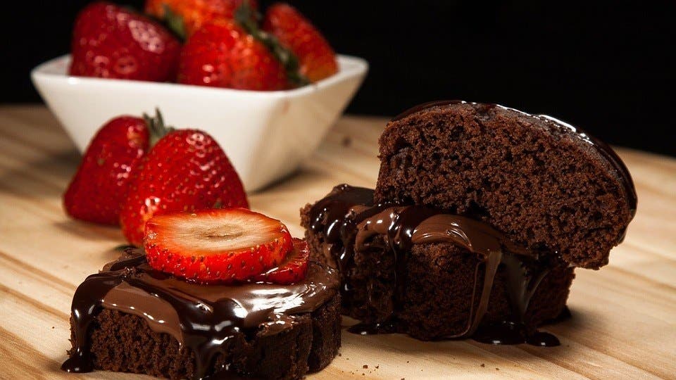 manger du gateau au chocolat