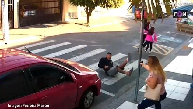 Une mère courageuse bloque un homme dangereux devant l’école