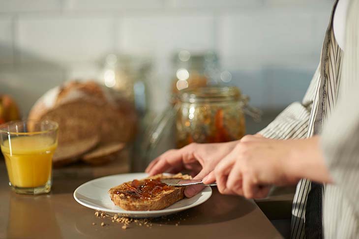 Mettre de la confiture sur le pain 