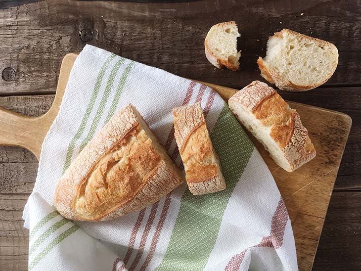 Des morceaux de pains placés sur la table 