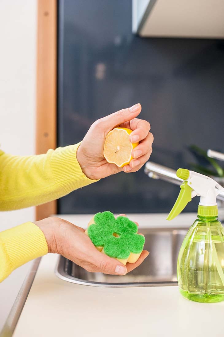 Nettoyer le lavabo avec du citron 