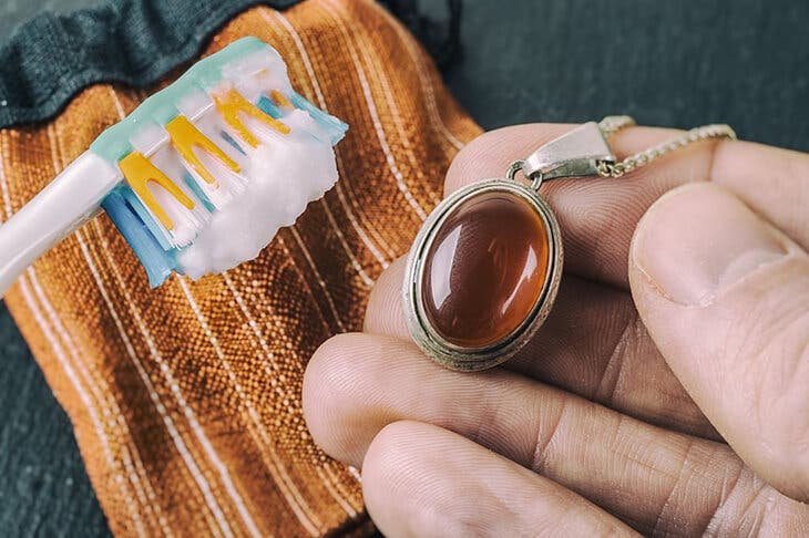 Nettoyer un bijou avec une brosse à dent 