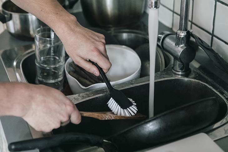 Nettoyer une casserole 