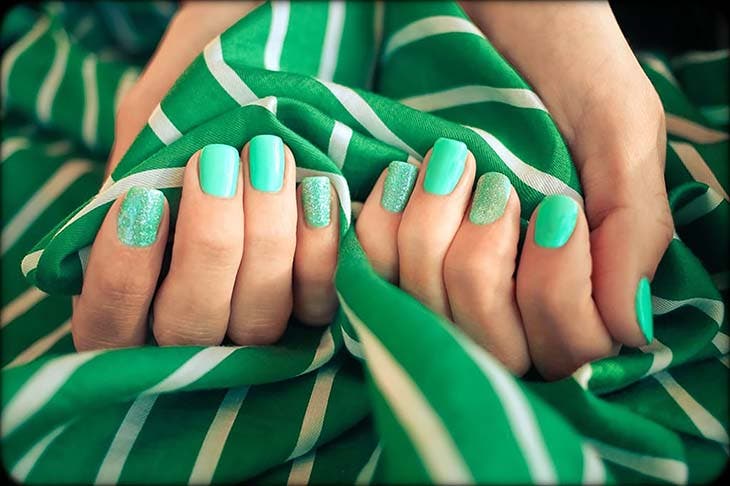 Ongles courts et verts. source : spm