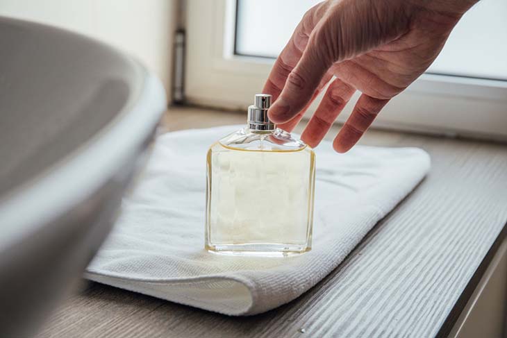 Parfum dans la salle de bain 