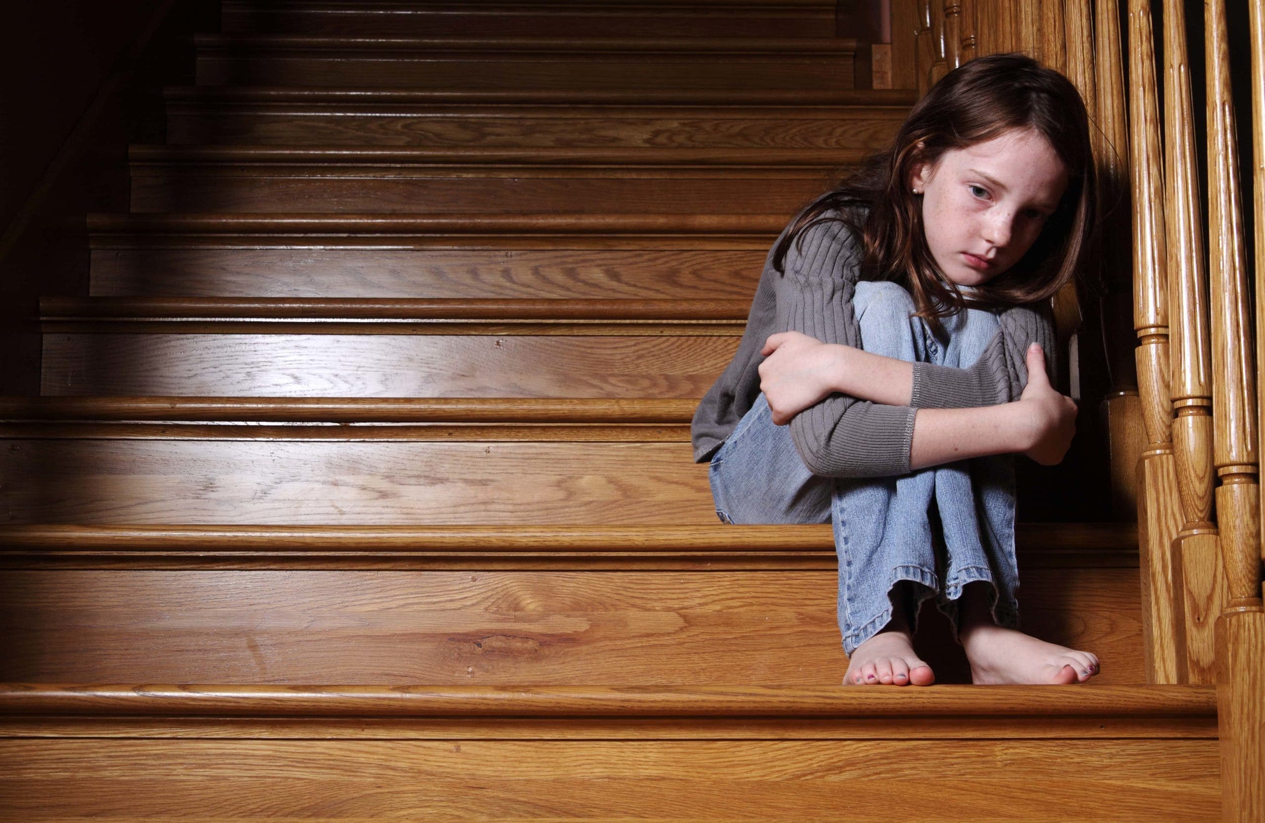 petite-fille-assise-escalier-en-bois