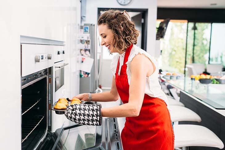 Porter des gants de cuisine 