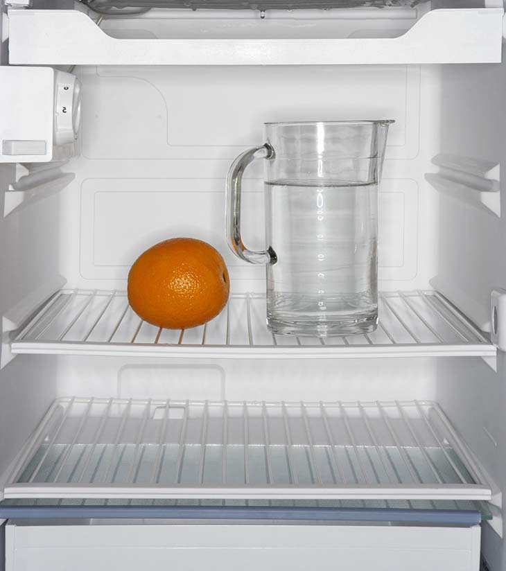 Un récipient rempli d’eau dans un frigo - source : spm