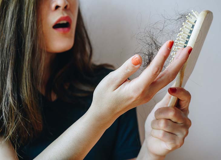 Retirer les cheveux de la brosse - source : spm