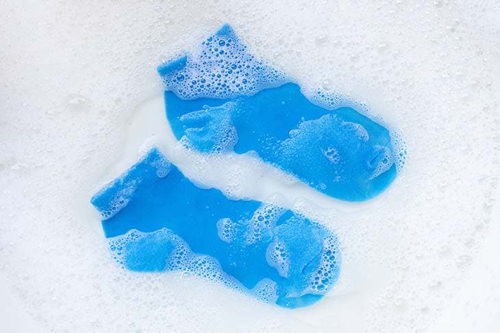 Tremper les chaussettes dans de l’eau – source : spm