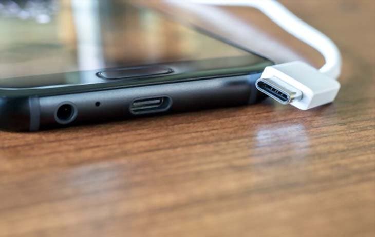 Port usb-c sur téléphone portable – source : spm