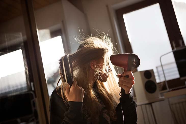 Utiliser un sèche-cheveux - source : spm