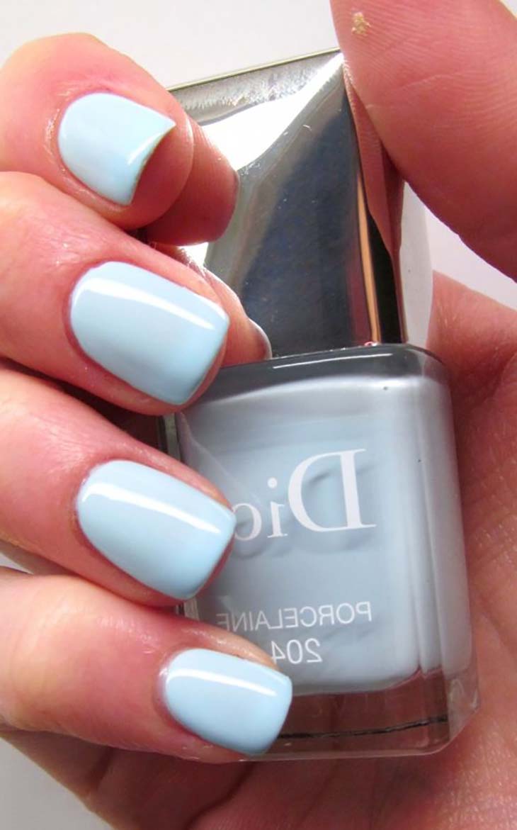 Pose de vernis bleu clair 