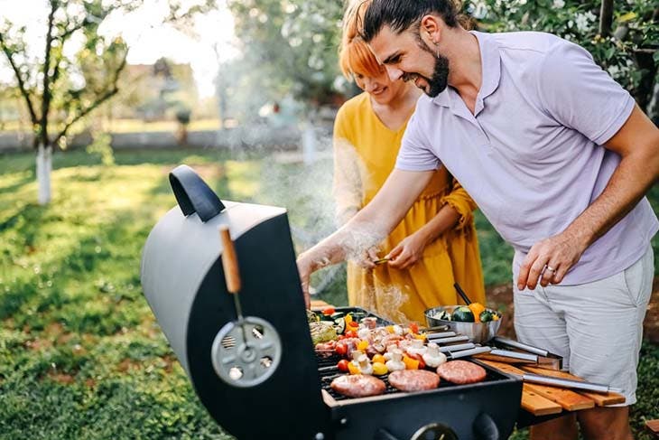 Un barbecue dans le jardin