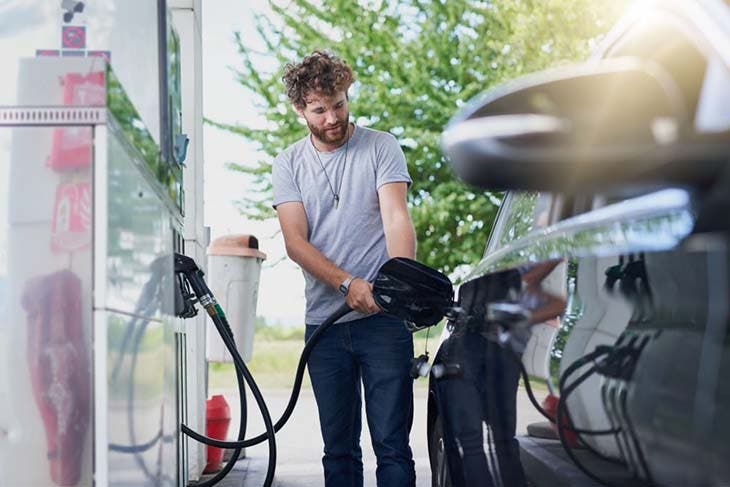 Mettre du carburant dans la voiture – source : spm