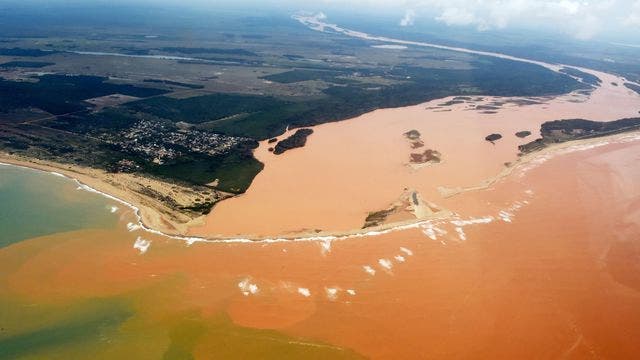 vue-aerienne-du-fleuve-rio-doce-pollue-apres-la-rupture-d-un-barrage-de-dechets-miniers-le-24-novembre-2015-a-regencia-dans-l-etat-d-espirito-santo-au-bresil_5473054